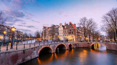Gün batımında Amsterdam Hollanda, günbatımında tarihi kanallar