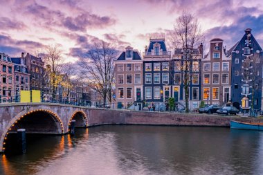 Gün batımında Amsterdam Hollanda, günbatımında tarihi kanallar