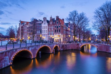Gün batımında Amsterdam Hollanda, günbatımında tarihi kanallar