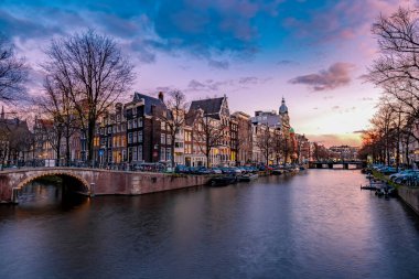 Gün batımında Amsterdam Hollanda, günbatımında tarihi kanallar