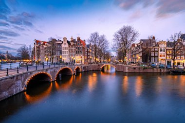 Gün batımında Amsterdam Hollanda, günbatımında tarihi kanallar