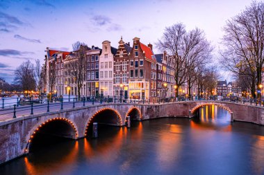 Gün batımında Amsterdam Hollanda, günbatımında tarihi kanallar