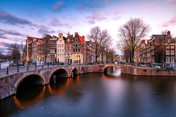 Amsterdam Nederland tijdens zonsondergang, historische grachten tijdens zonsondergang — Stockfoto