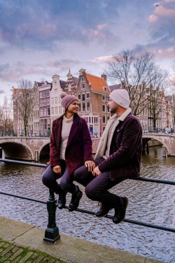 Gün batımında Amsterdam Hollanda, günbatımında tarihi kanallar