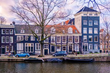 Gün batımında Amsterdam Hollanda, günbatımında tarihi kanallar