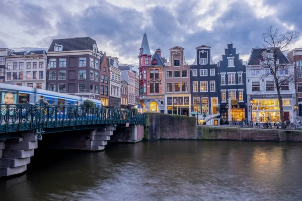 Amsterdam Niederlande Dezember 2020, fast leere Straßen im Dezember während der Sperrung in den Niederlanden — Stockfoto