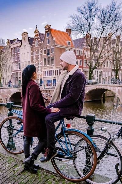 Amsterdam Países Bajos durante la puesta del sol, canales históricos durante las horas de puesta del sol — Foto de Stock