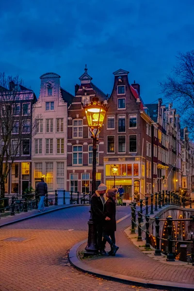 Amsterdam Niederlande bei Sonnenuntergang, historische Kanäle bei Sonnenuntergang — Stockfoto