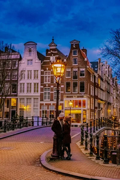 Amsterdam Niederlande bei Sonnenuntergang, historische Kanäle bei Sonnenuntergang — Stockfoto