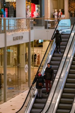 Hollanda 'nın merkezindeki Hoog Catherijne alışveriş merkezinin kapatılması sırasında Utrecht, Hollanda boş alışveriş merkezi