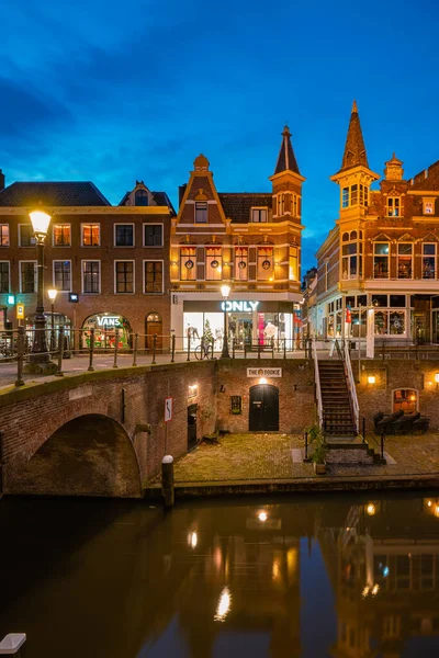 Traditionele huizen aan het Oudegracht Oud Kanaal in het centrum van Utrecht, Nederland — Stockfoto