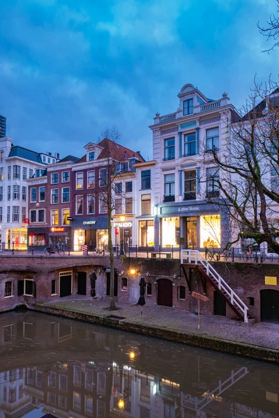 Traditionele huizen aan het Oudegracht Oud Kanaal in het centrum van Utrecht, Nederland — Stockfoto