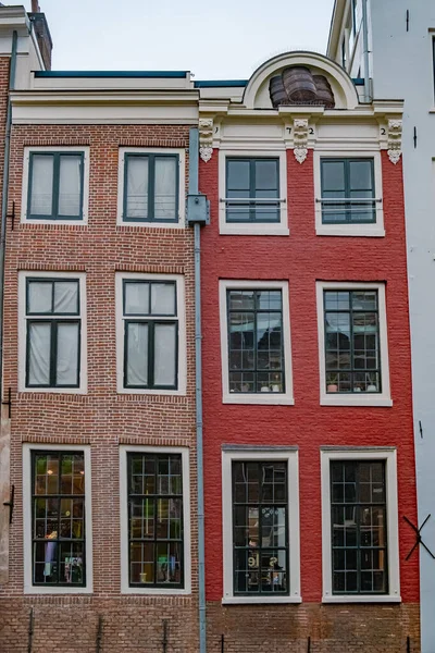 Traditionele huizen aan het Oudegracht Oud Kanaal in het centrum van Utrecht, Nederland — Stockfoto