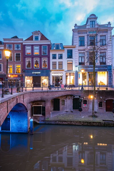 Traditionele huizen aan het Oudegracht Oud Kanaal in het centrum van Utrecht, Nederland — Stockfoto