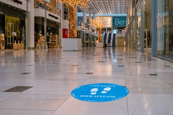 Utrecht, The Netherlands empty shopping mall during the lockdown in the Netherlands Hoog Catherijne shopping mall in the center of town — Stock Photo, Image