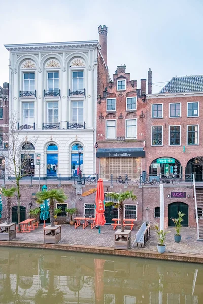 Traditionele huizen aan het Oudegracht Oud Kanaal in het centrum van Utrecht, Nederland — Stockfoto