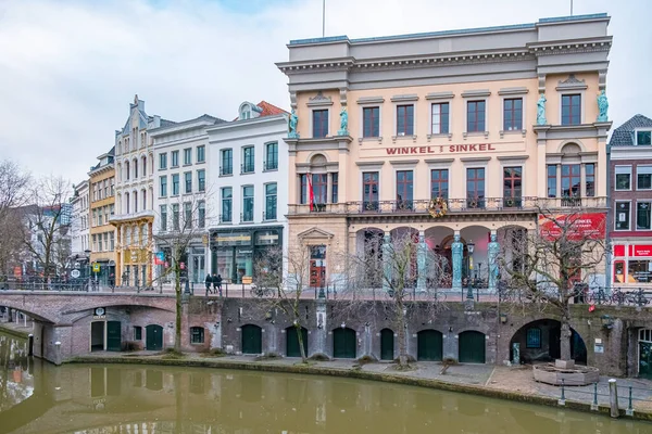 Case tradizionali sul canale Oudegracht Old Canal nel centro di Utrecht, Olanda Olanda — Foto Stock