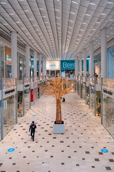 Utrecht, The Netherlands empty shopping mall during the lockdown in the Netherlands Hoog Catherijne shopping mall in the center of town — Stock Photo, Image