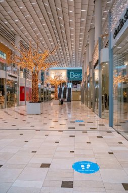 Hollanda 'nın merkezindeki Hoog Catherijne alışveriş merkezinin kapatılması sırasında Utrecht, Hollanda boş alışveriş merkezi