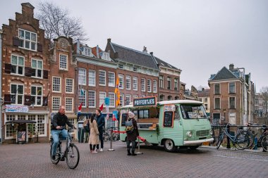 Hollanda, Utrecht 'in merkezindeki Oudegracht Eski Kanalı' nda geleneksel evler