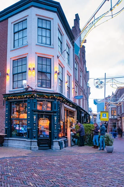 Traditionele huizen aan het Oudegracht Oud Kanaal in het centrum van Utrecht, Nederland — Stockfoto