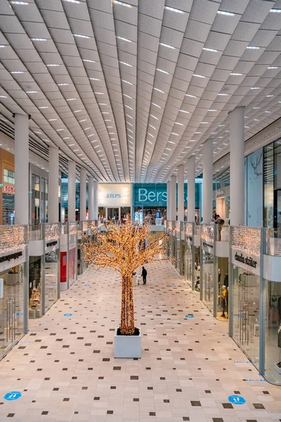 Utrecht, The Netherlands empty shopping mall during the lockdown in the Netherlands Hoog Catherijne shopping mall in the center of town — Stock Photo, Image