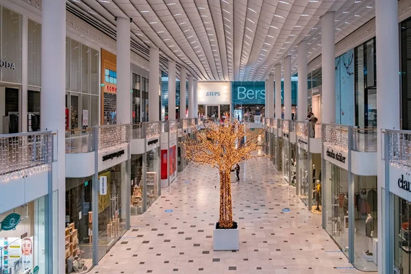 Utrecht, The Netherlands empty shopping mall during the lockdown in the Netherlands Hoog Catherijne shopping mall in the center of town — Stock Photo, Image