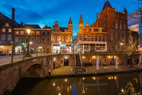 Traditionele huizen aan het Oudegracht Oud Kanaal in het centrum van Utrecht, Nederland — Stockfoto