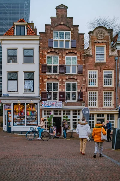 Traditionelle Häuser am alten Kanal von Oudegracht im Zentrum von Utrecht, Holland — Stockfoto