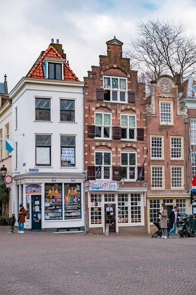 Traditionele huizen aan het Oudegracht Oud Kanaal in het centrum van Utrecht, Nederland — Stockfoto