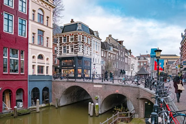 Hollanda, Utrecht 'in merkezindeki Oudegracht Eski Kanalı' nda geleneksel evler — Stok fotoğraf