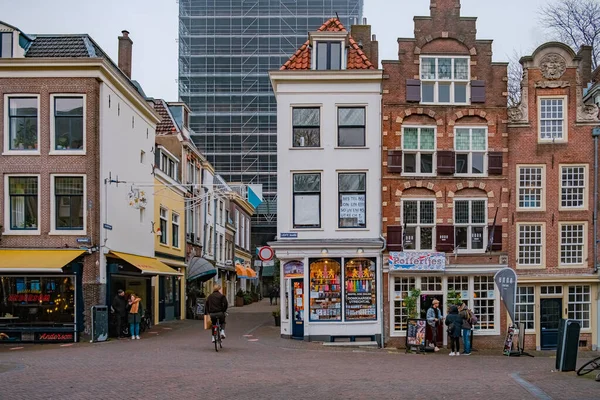 Traditionelle Häuser am alten Kanal von Oudegracht im Zentrum von Utrecht, Holland — Stockfoto