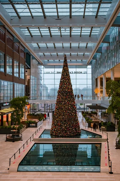Utrecht, The Netherlands empty shopping mall during the lockdown in the Netherlands Hoog Catherijne shopping mall in the center of town — Stock Photo, Image