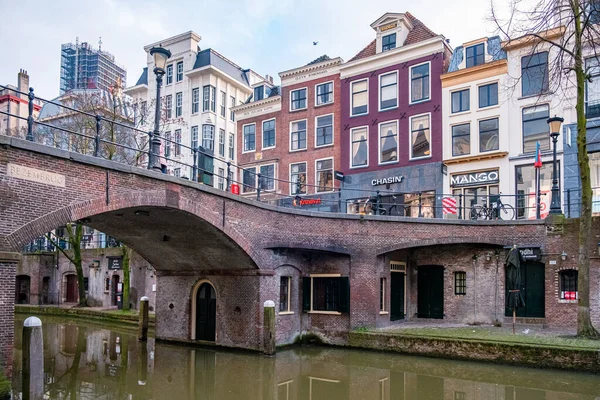 Case tradizionali sul canale Oudegracht Old Canal nel centro di Utrecht, Olanda Olanda — Foto Stock