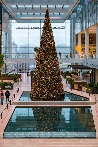 Utrecht, The Netherlands empty shopping mall during the lockdown in the Netherlands Hoog Catherijne shopping mall in the center of town — Stock Photo, Image