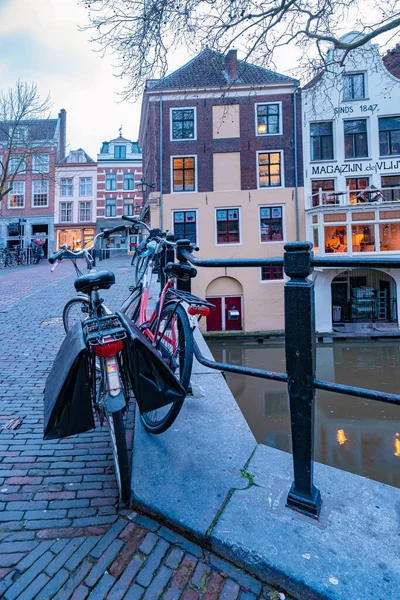 Traditionele huizen aan het Oudegracht Oud Kanaal in het centrum van Utrecht, Nederland — Stockfoto