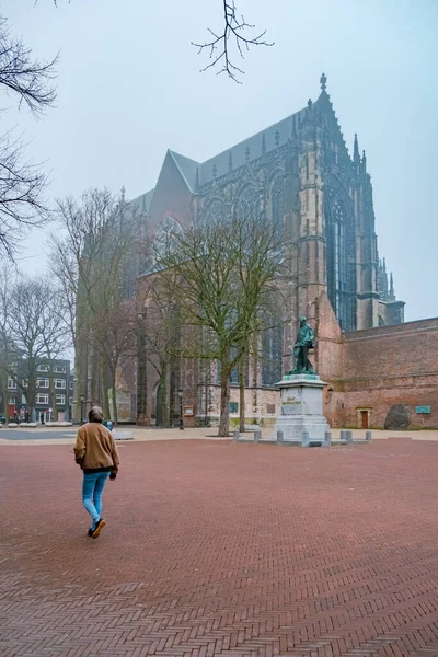 Traditionele huizen aan het Oudegracht Oud Kanaal in het centrum van Utrecht, Nederland — Stockfoto