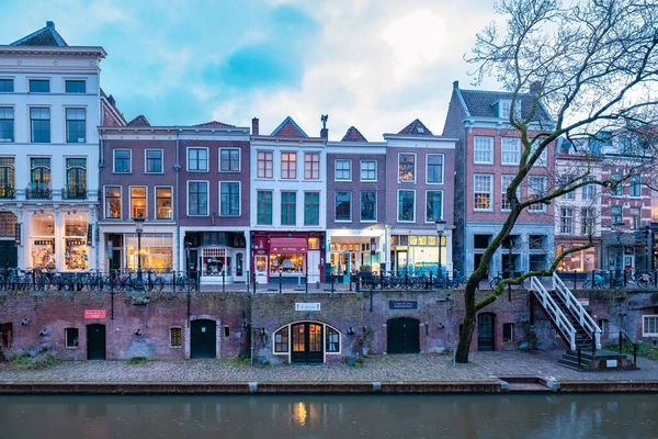 Traditionelle Häuser am alten Kanal von Oudegracht im Zentrum von Utrecht, Holland — Stockfoto