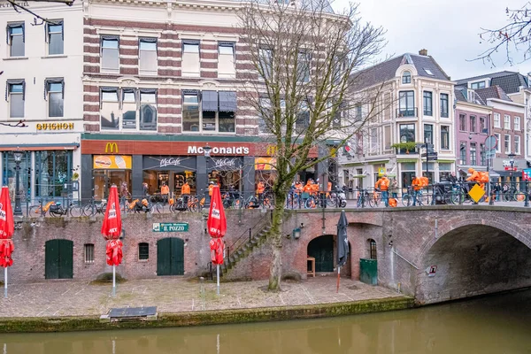 Traditionele huizen aan het Oudegracht Oud Kanaal in het centrum van Utrecht, Nederland — Stockfoto