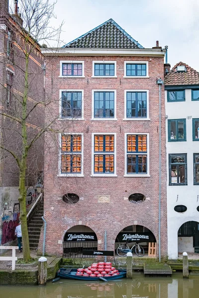 Traditionele huizen aan het Oudegracht Oud Kanaal in het centrum van Utrecht, Nederland — Stockfoto