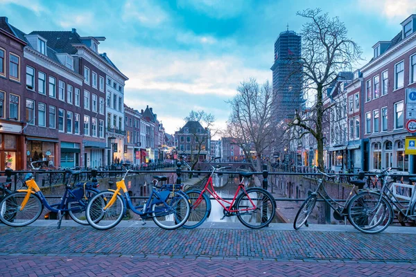 Traditionelle Häuser am alten Kanal von Oudegracht im Zentrum von Utrecht, Holland — Stockfoto