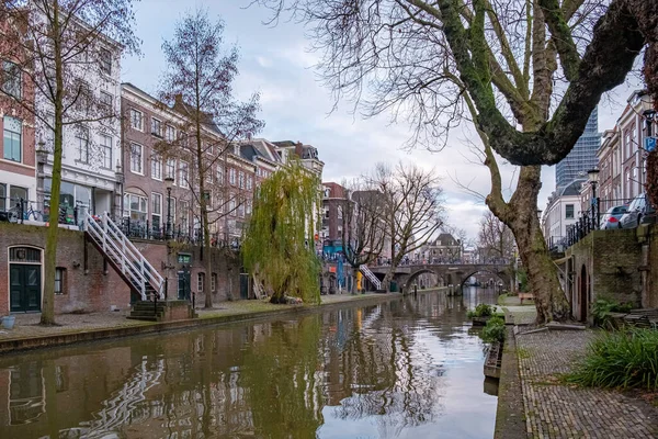 Casas tradicionais no Canal Velho Oudegracht no centro de Utrecht, Holanda — Fotografia de Stock