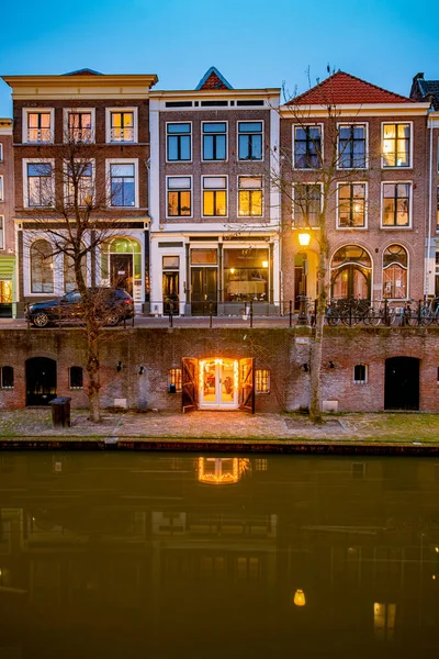 Traditionele huizen aan het Oudegracht Oud Kanaal in het centrum van Utrecht, Nederland — Stockfoto