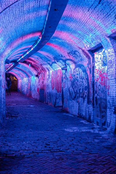 Kolorowy zielony, niebieski, różowy podświetlany tunel Ganzemarkt w centrum Utrecht, Holandia — Zdjęcie stockowe