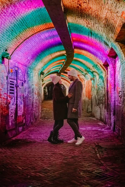 Colorido verde, azul, rosa iluminado Ganzemarkt túnel no centro de Utrecht, Países Baixos — Fotografia de Stock