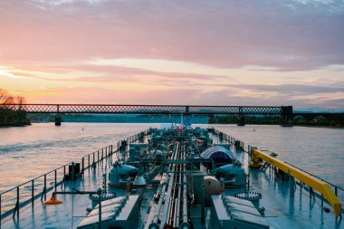 Binnenvaart, Almanya 'da gün batımında Ren nehri petrol ve doğalgaz nakliye gemisi Ren Nehri