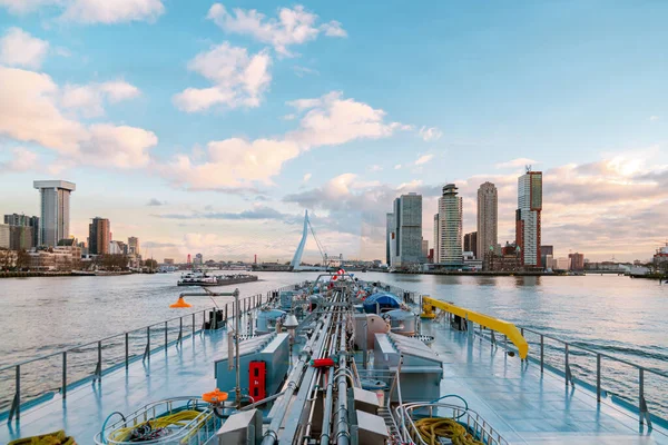 Binnenvaart, Traduzione Inlandshipping sul fiume Nieuwe Maas Rotterdam Paesi Bassi durante l'ora del tramonto, Nave cisterna Rotterdam trasporto di petrolio e gas — Foto Stock