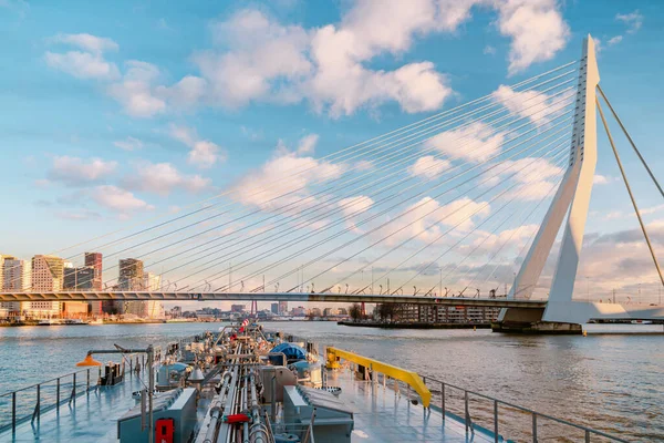 Binnenvaart, Vertaling Binnenvaart aan de Nieuwe Maas Rotterdam Nederland tijdens zonsondergang, Gasolietankschip Rotterdam — Stockfoto