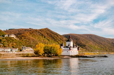 Almanya 'da seyahat - Rhein Nehri' nde nehir turları, güzel bir ortaçağ kasabası ve şarap tarlaları