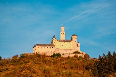 Almanya 'da seyahat - Rhein Nehri' nde nehir turları, güzel bir ortaçağ kasabası ve şarap tarlaları